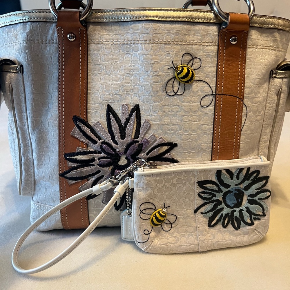Coach Vintage Limited Edition Floral Bumblebee Signature Tote Bag/Wristlet Set - Picture 11 of 16